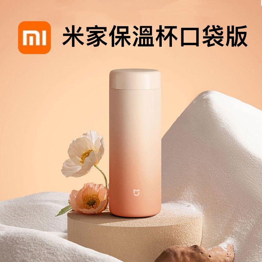 米家保温杯口袋版海报，展示渐变色水杯放置在圆形底座上，背景配有花朵装饰和米家品牌标识。