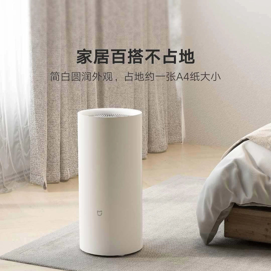 米家智能除湿机22L放置在卧室地毯上的近景图，上方文字说明其占地约一张A4纸大小。