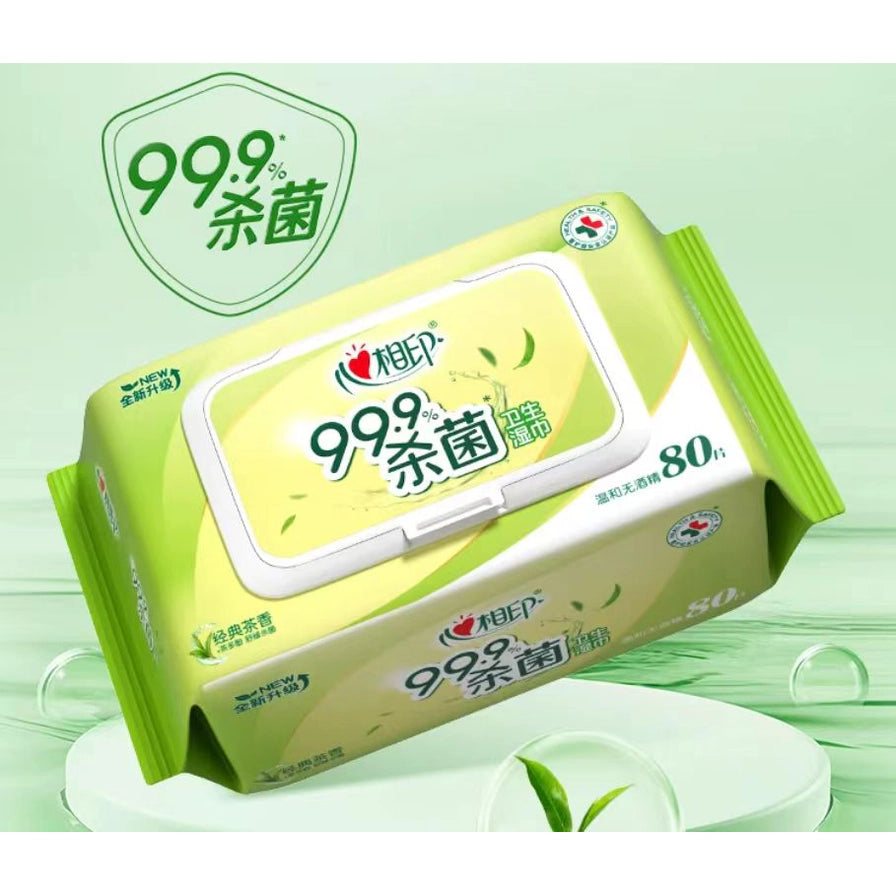 心相印卫生杀菌湿巾斜侧方展示图，背景为淡绿色，左上角有99.9%杀菌字样。