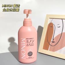 MINON 沐浴乳生活场景图，产品置于桌面搭配装饰画，左上角叠加中文宣传文案。