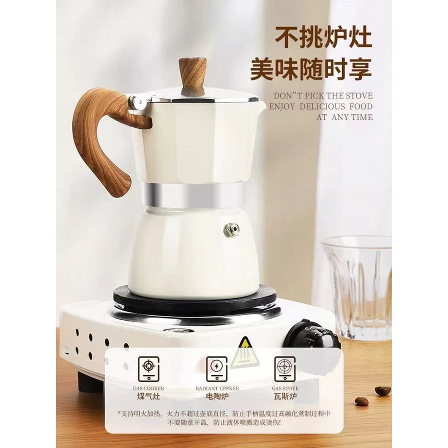 奶油白摩卡壶在电陶炉上加热，背景有玻璃杯，图中带有中文卖点说明：不挑炉灶，支持煤气灶、电陶炉、瓦斯炉。