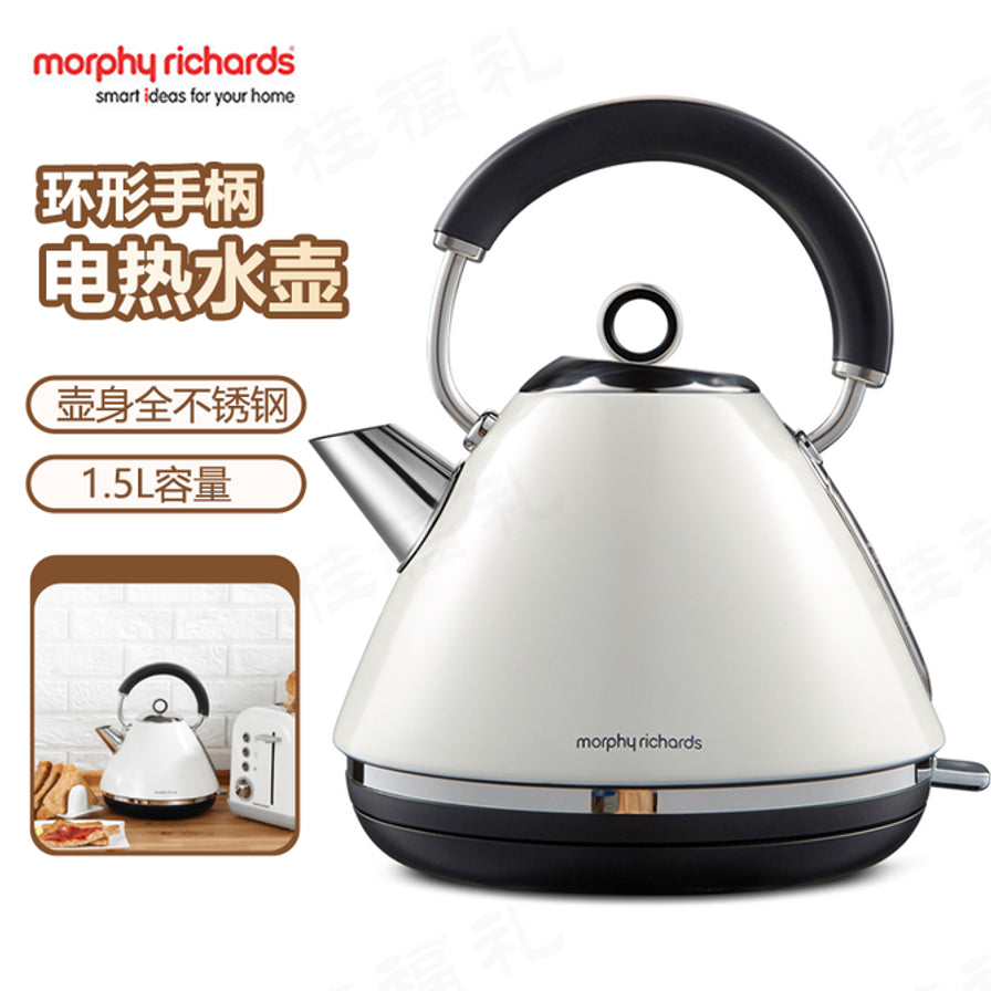 摩飞电热水壶海报，展示环形手柄、1.5L容量及全不锈钢壶身卖点，左下角包含厨房场景图。