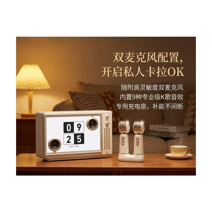 猫王音响 MORROR ART 在温馨室内灯光下的特写，展示双麦克风配置及 K 歌功能介绍，屏幕显示翻页时钟，营造私人卡拉 OK 氛围。