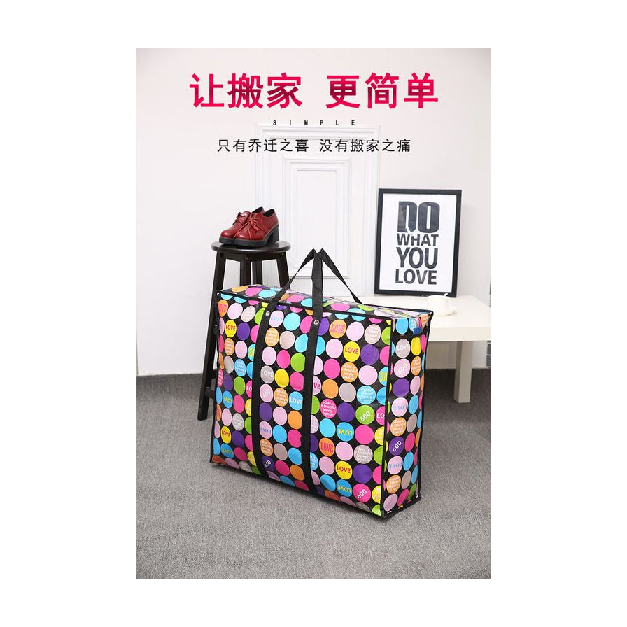 室内场景中的彩色波点搬家袋，上方有“让搬家更简单”中文标语，旁边摆放鞋子和装饰画。