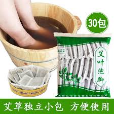艾叶泡脚包使用场景图，展示木桶泡脚、拆开的茶包以及带有中文角标和说明文字的产品包装。
