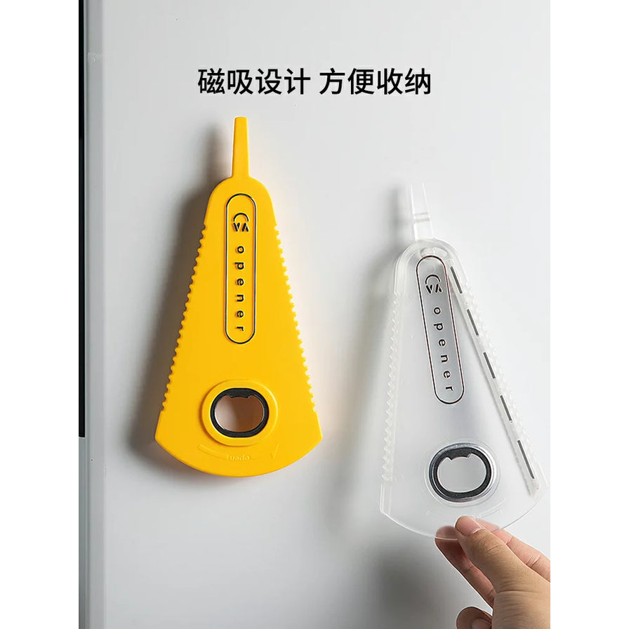 展示日式多功能开罐器的磁吸功能，黄色和透明款开罐器吸附在白色冰箱侧面，上方配有“磁吸设计 方便收纳”文字。