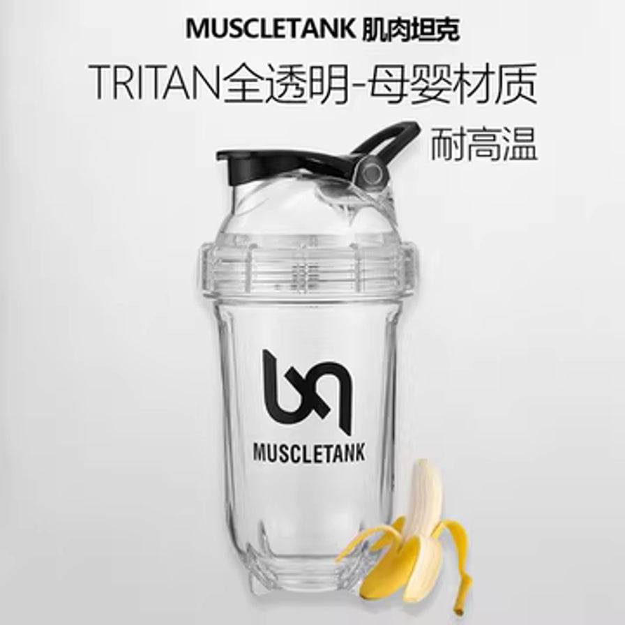 MUSCLETANK 肌肉坦克摇摇杯，上方配有中文说明文字强调 TRITAN 全透明、母婴材质及耐高温特性，杯旁放有一根香蕉作为参照。