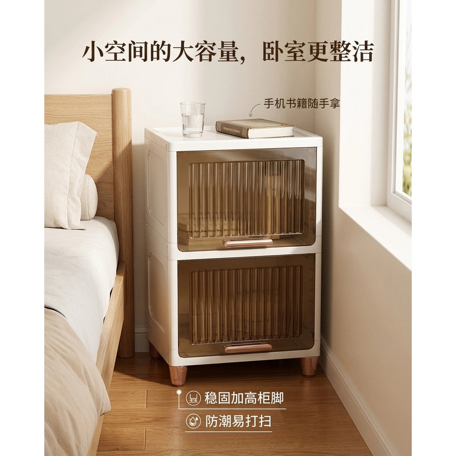 收纳柜放置于卧室床头缝隙的场景图，顶部放有书本和水杯，图片包含关于大容量和稳固柜脚的中文标注。
