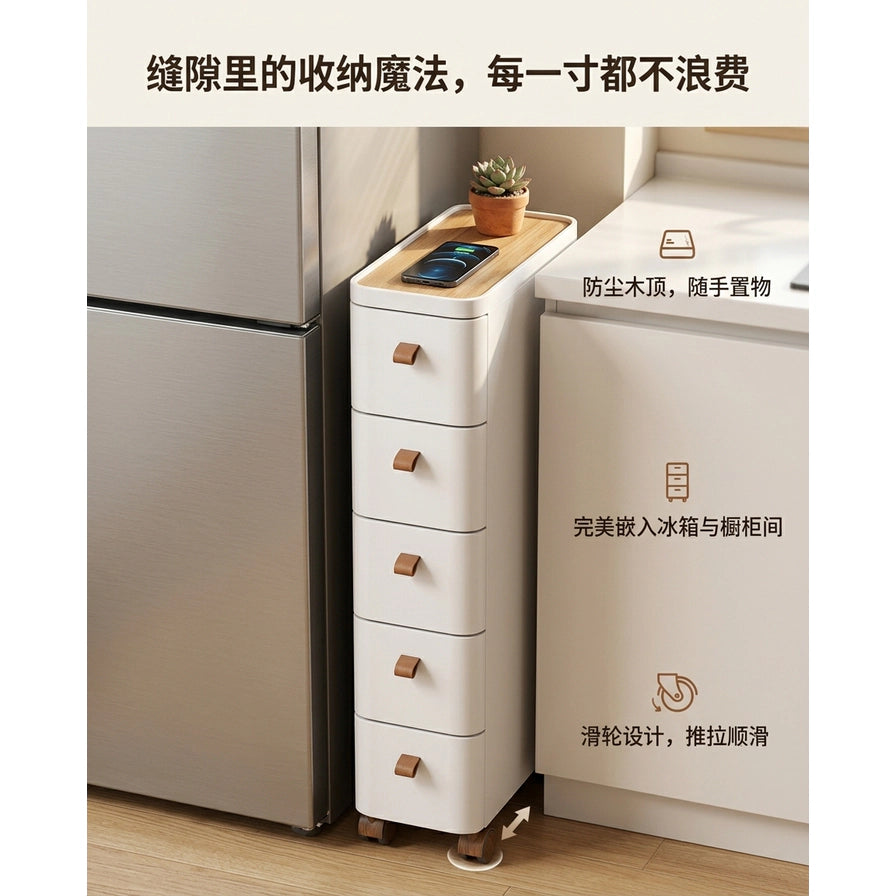收纳柜嵌入冰箱与橱柜缝隙的使用场景图，顶部放置手机和盆栽，展示空间利用效果。