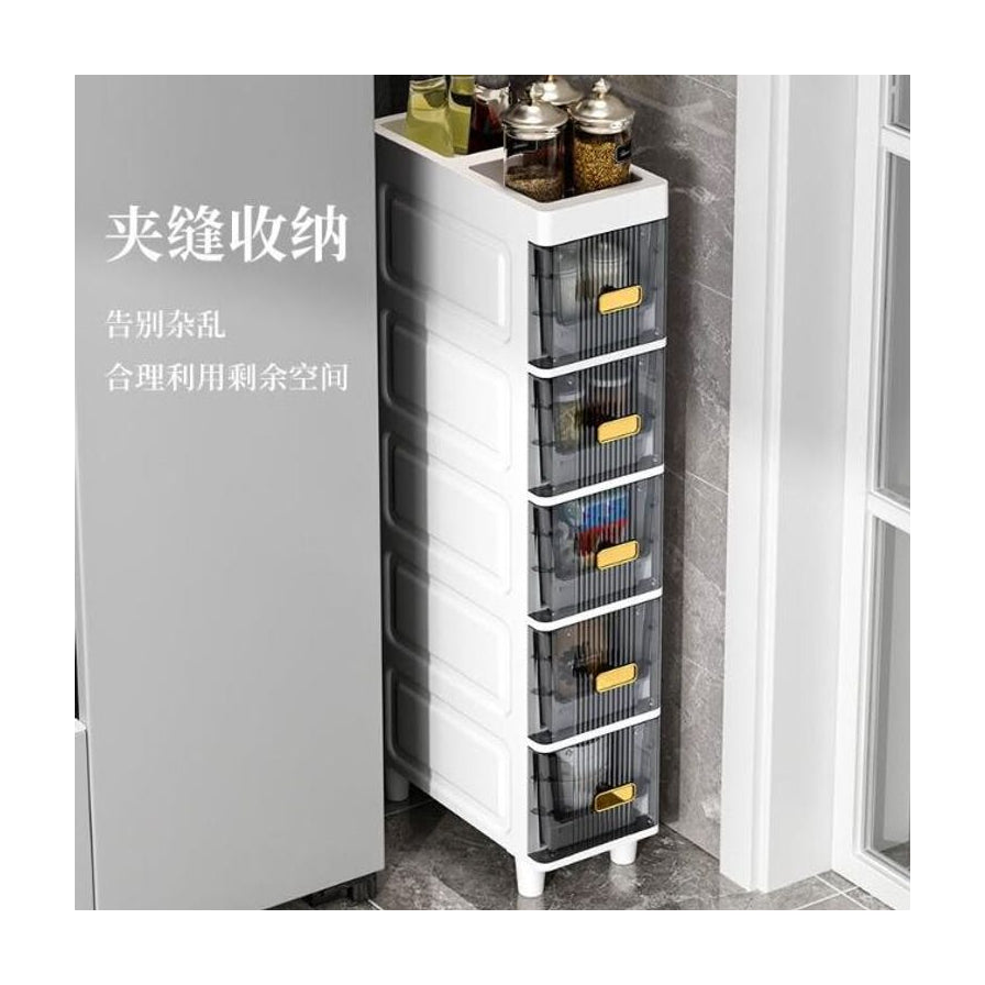 厨房缝隙中的收纳柜展示图，左侧叠加中文宣传文字“夹缝收纳”，顶部放置调料瓶。