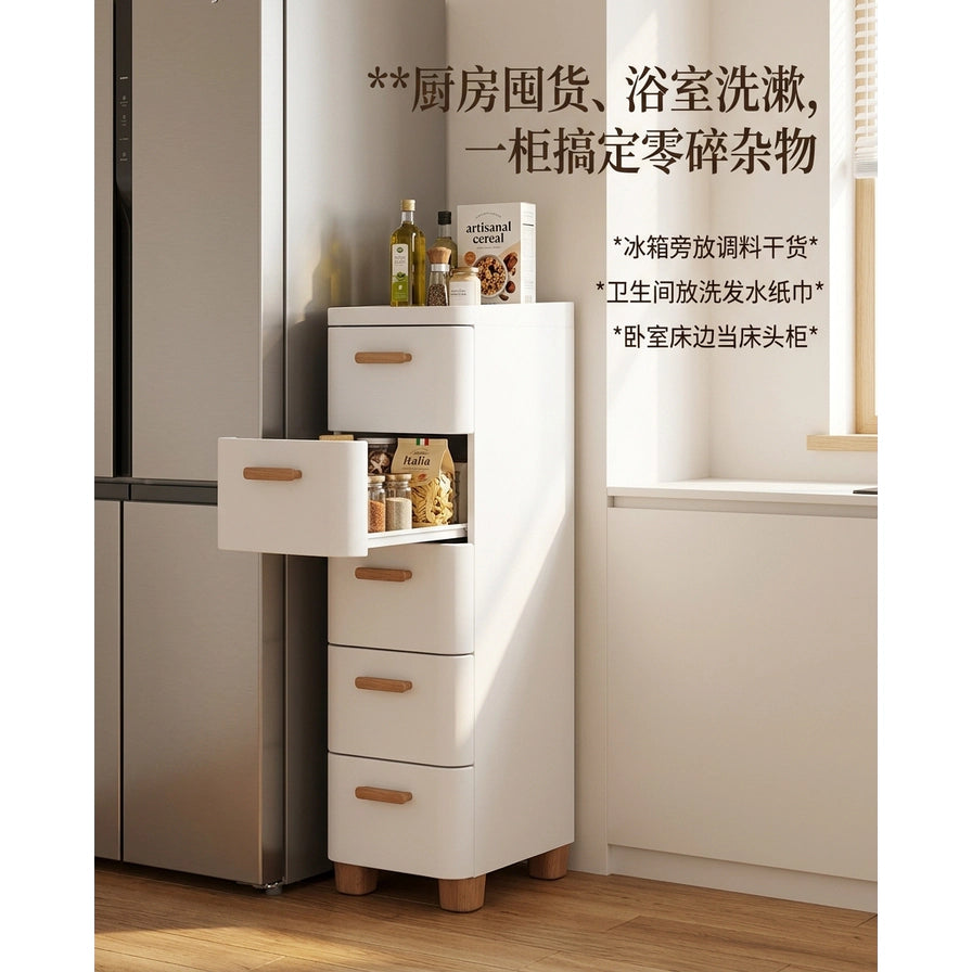 厨房冰箱旁的使用场景渲染图，展示打开的抽屉内装有零食干货，画面右侧叠加了关于厨房囤货和浴室洗漱用途的中文宣传文字。