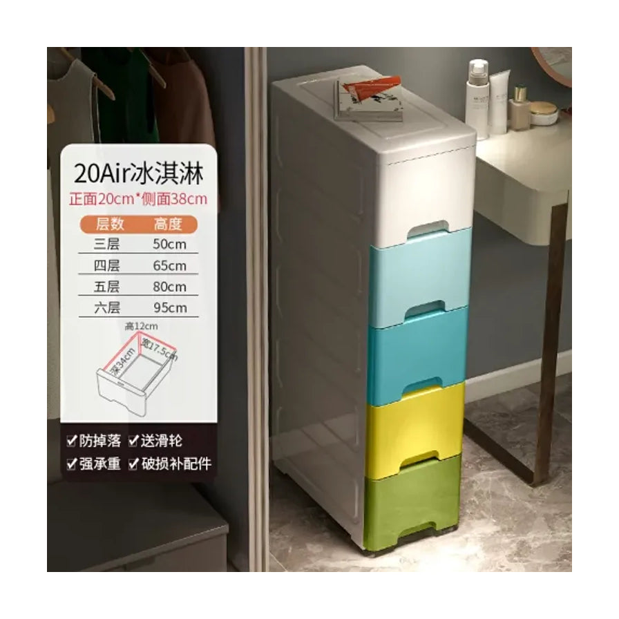放置在衣柜旁的夹缝收纳柜实拍图，左侧叠加了包含尺寸规格（20cm宽）和层数高度对照表的中文说明海报。