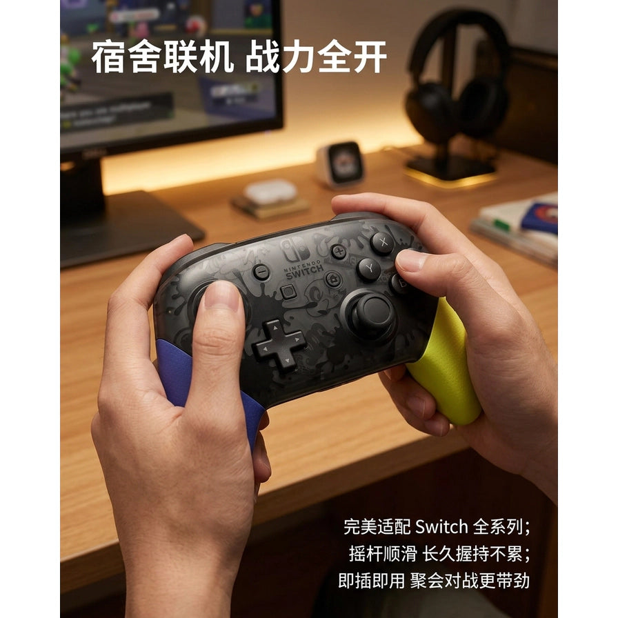 双手握持任天堂 Switch Pro 手柄在电脑桌前玩游戏的场景，配有“宿舍联机 战力全开”等中文卖点文字。