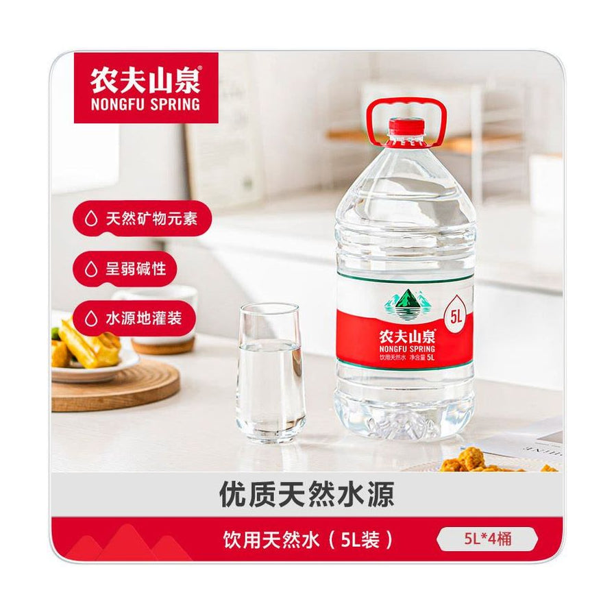 农夫山泉5L饮用天然水在生活场景中的展示，旁边配有水杯，图片带有优质天然水源等中文卖点说明。
