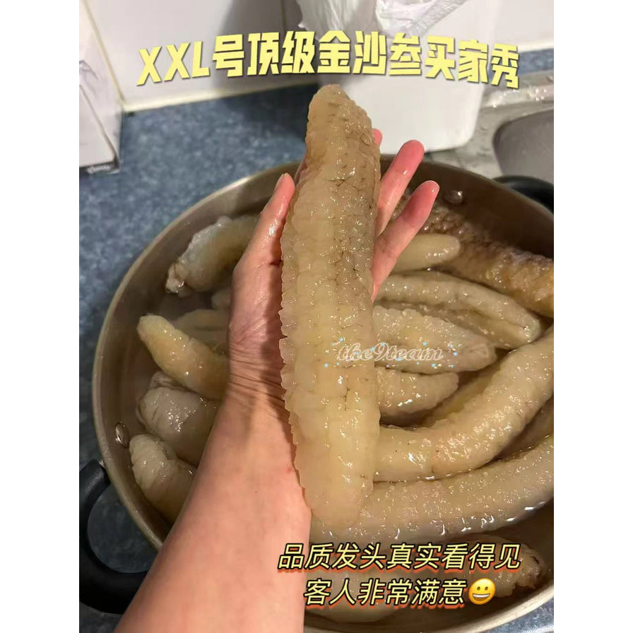 手部展示一只泡发后的超大号金沙参，背景为锅中正在泡发的多个海参，带有买家秀文字。