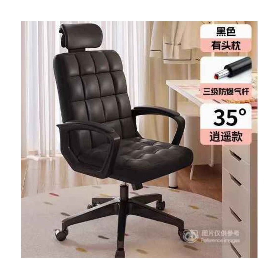 黑色办公椅放置在室内书桌旁，右侧配有中文说明文字，展示三级防爆气杆和35度逍遥功能。