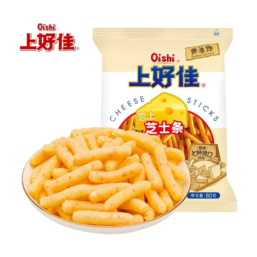 上好佳芝士条包装袋与一盘盛满的酥脆芝士条，展示非油炸工艺和浓郁芝士味。