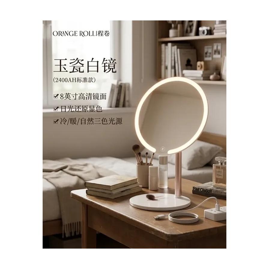 LED 化妆镜卧室场景图，镜子置于木质床头柜上，周围摆放化妆品和书籍，画面左侧包含中文卖点说明。