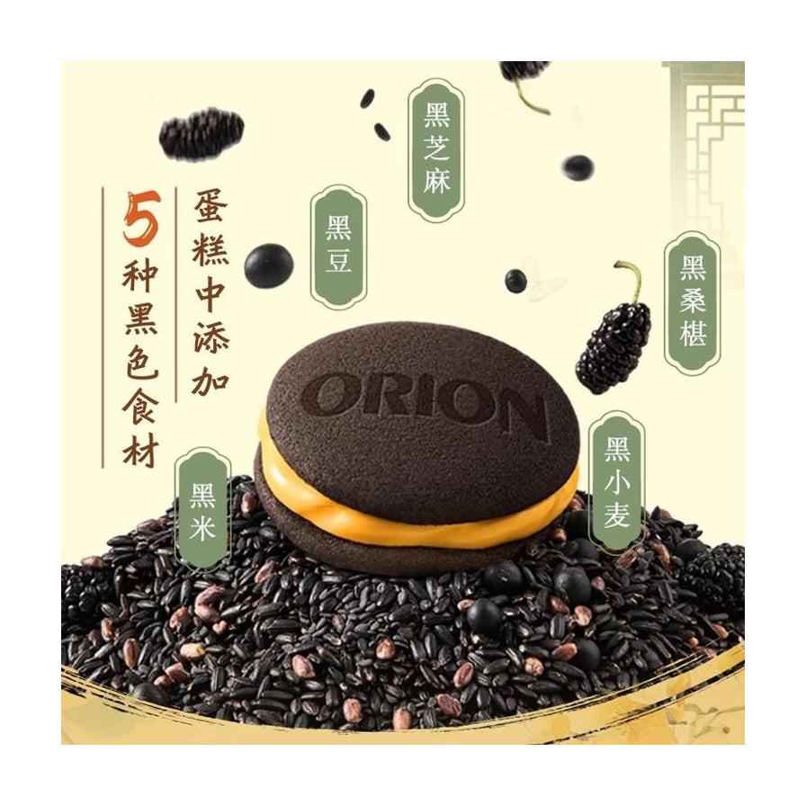 好丽友咸蛋黄流心派置于黑米之上，周围环绕黑芝麻、黑豆等五种黑色食材图示，配有中文标签说明成分。