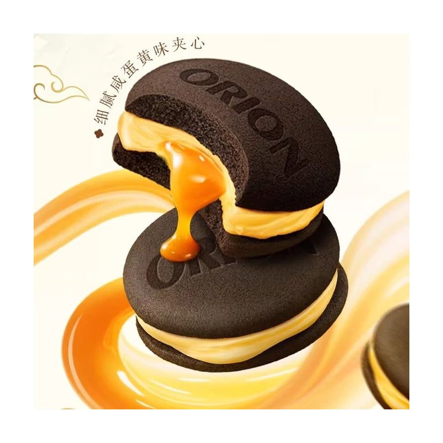 好丽友咸蛋黄流心派特写图，黑色蛋糕切开露出浓郁流心，背景配有中文宣传语“细腻咸蛋黄味夹心”。