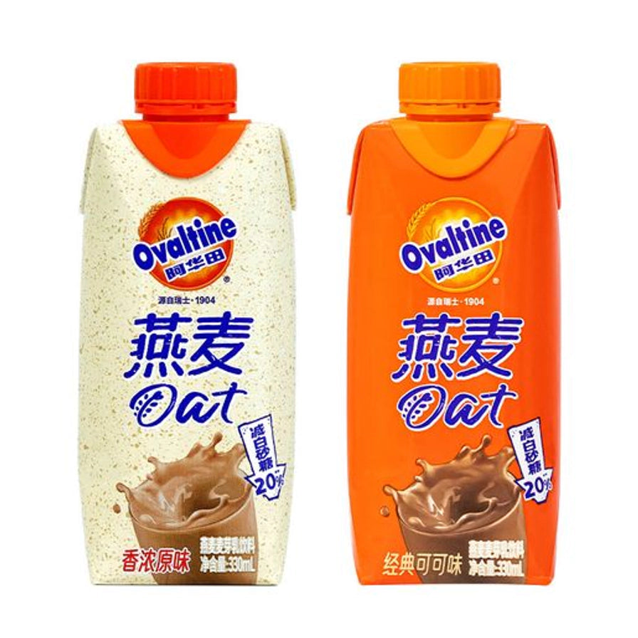 阿华田特燕麦乳可可味饮料整箱装，包含12瓶330ml旋盖便携装，包装盒上印有减糖版可可燕麦奶字样，前方堆放有燕麦粒。