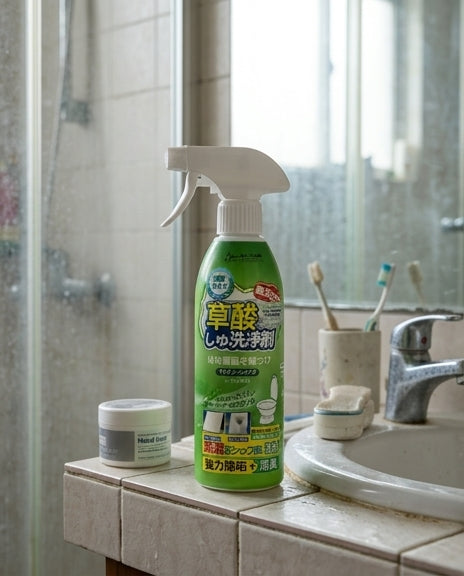 浴室清洁剂使用场景说明图，展示去除水垢和瓷砖污渍的效果