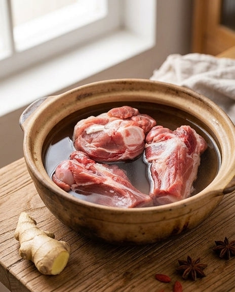竖构图展示标准装牛尾骨，突出骨肉连接紧密与新鲜纹理，适合电商详情页。