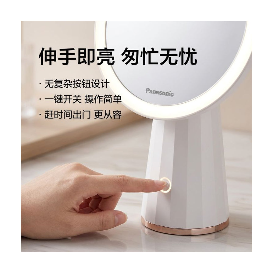 手指按压化妆镜底座开关的特写演示，配有中文卖点文案说明一键操作功能。