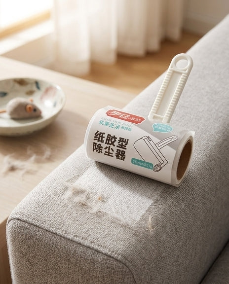 带有中文说明的电商场景图，演示清理衣物宠物毛发用法