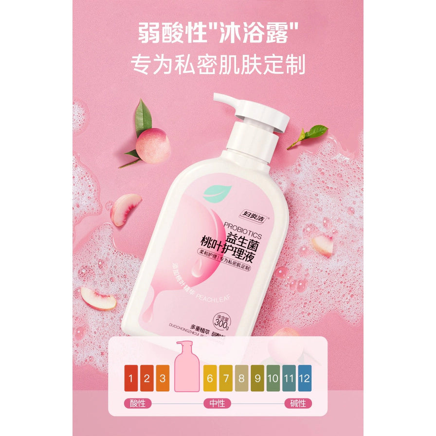 妇炎洁益生菌桃叶护理液瓶身展示，背景带有粉色泡沫、桃子切片和弱酸性pH值对比色卡，强调温和配方。