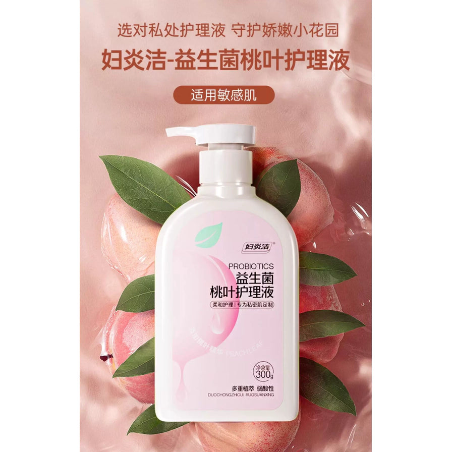 妇炎洁益生菌桃叶护理液放置在粉色水面和新鲜桃子背景中，上方文字标注适用于敏感肌。