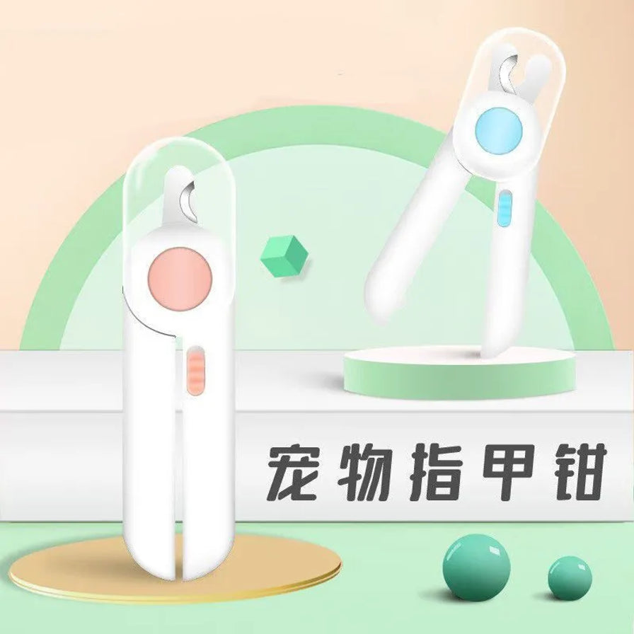 白色宠物指甲剪的展示图，画面中有中文“宠物指甲钳”字样和圆形底座装饰