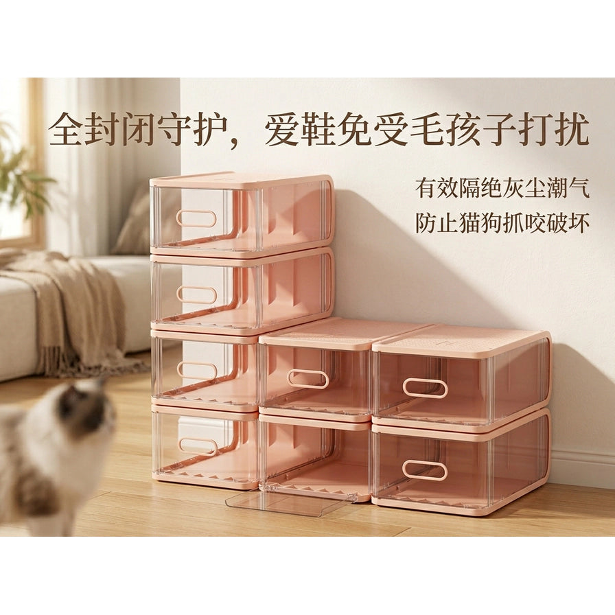 家居场景中堆叠的粉色鞋盒，前景有一只猫，图片上方和右侧包含关于防尘防宠的中文宣传文字。