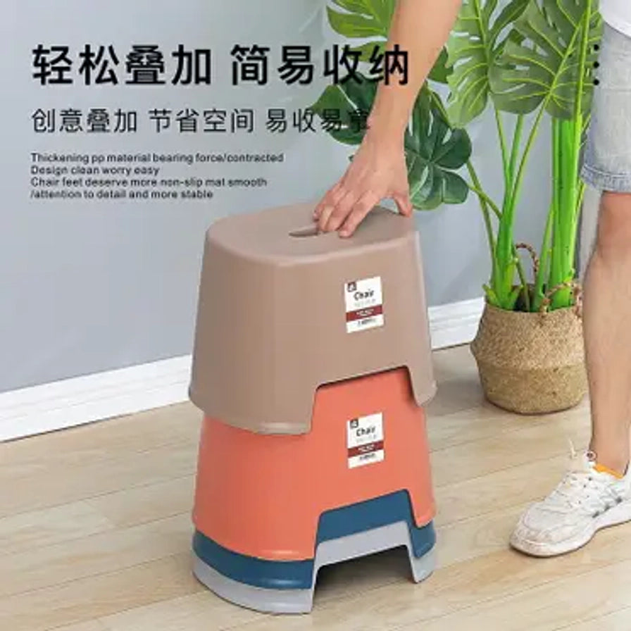 小凳叠放在室内场景中，左侧有中文卖点文字，右侧有人手提起上层凳子