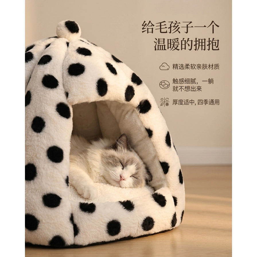 室内场景中，猫咪在斑点猫窝里休息，配有关于材质柔软亲肤、四季通用的中文卖点说明。