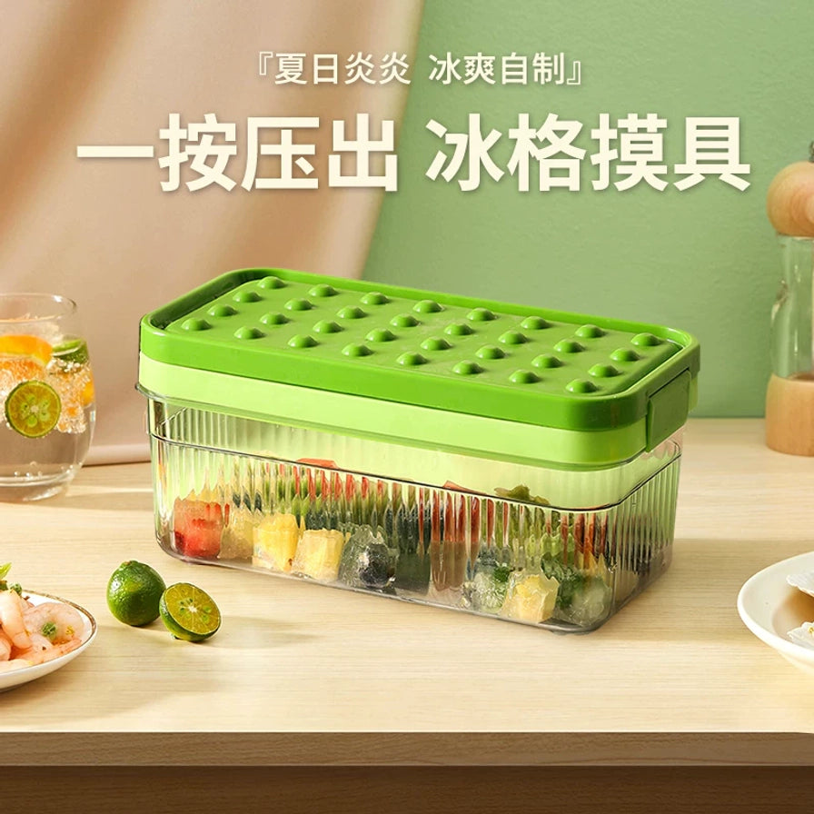 在厨房台面上展示的绿色按压式冰格模具，背景配有冷饮和水果，上方有“一按压出 冰格模具”文字。
