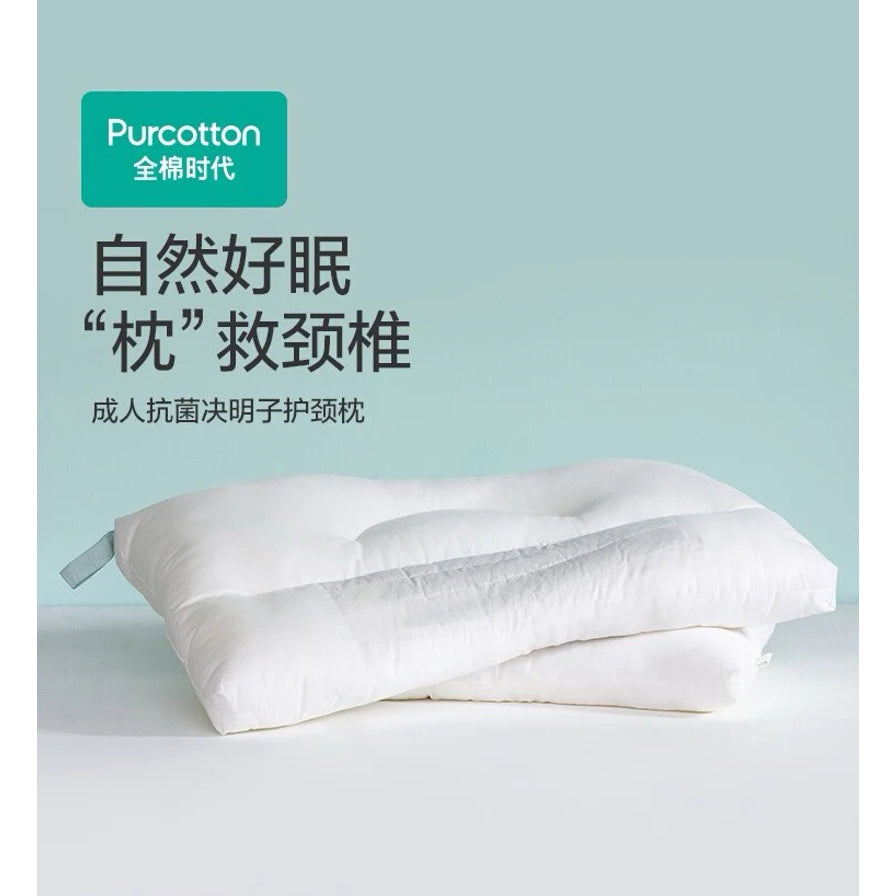 两只叠放的全棉时代决明子护颈枕，侧面展示其波浪形人体工学曲线，配有“自然好眠 枕救颈椎”宣传文字。