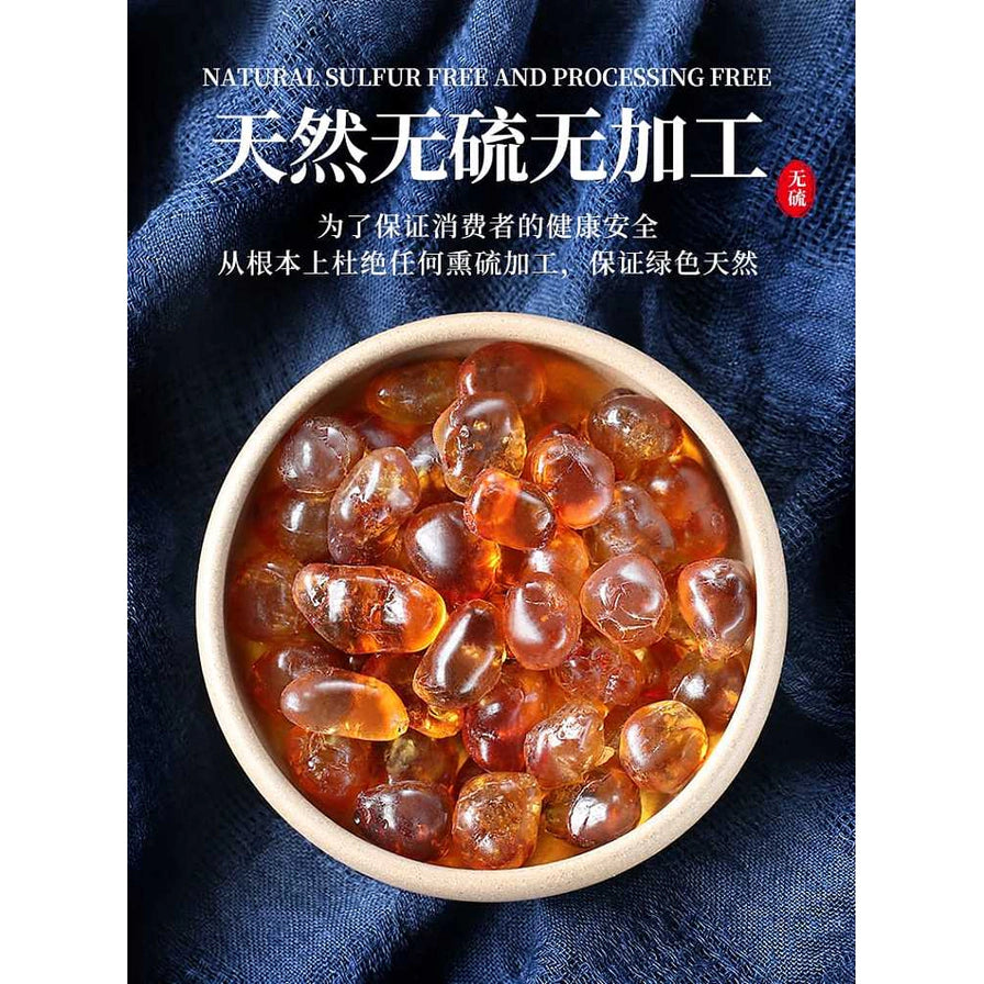 俯拍视角下一碗浸泡在水中的饱满桃胶，上方配有天然无硫无加工的文字说明