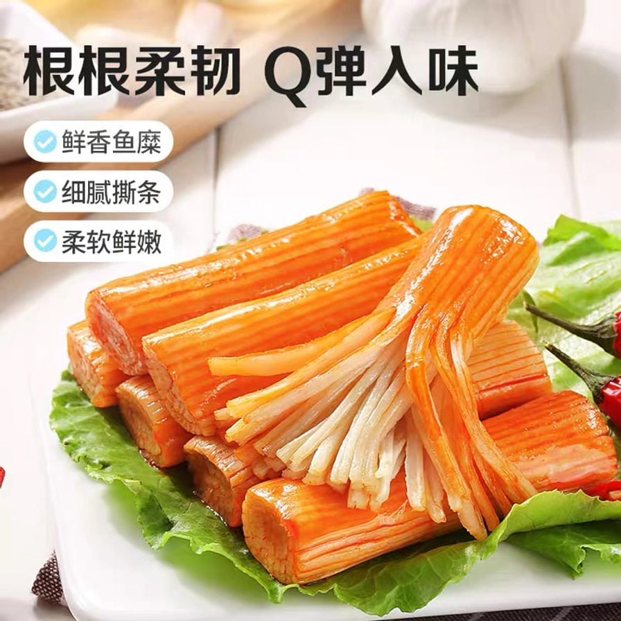 起亮阿拉斯加蟹肉棒展示图，蟹肉棒质地细腻可撕条，配有鲜香鱼糜、细腻撕条、柔软鲜嫩等卖点文字。
