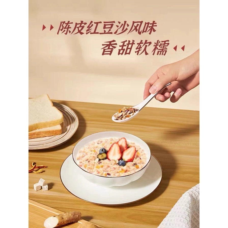 一碗加入草莓和蓝莓点缀的陈皮红豆沙风味燕麦片，上方有手持勺子盛起麦片的动作，带有陈皮红豆沙风味香甜软糯文字。
