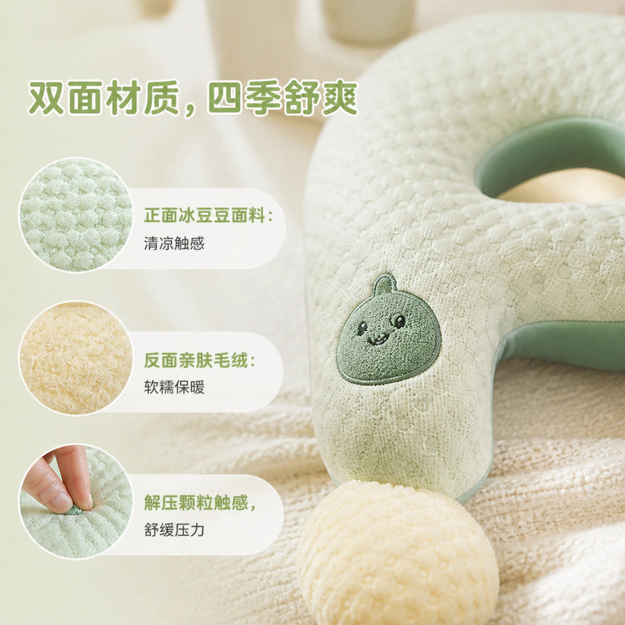问号抱枕的细节展示，包含正面冰豆豆面料、反面亲肤毛绒以及解压颗粒触感的特写及中文卖点说明。