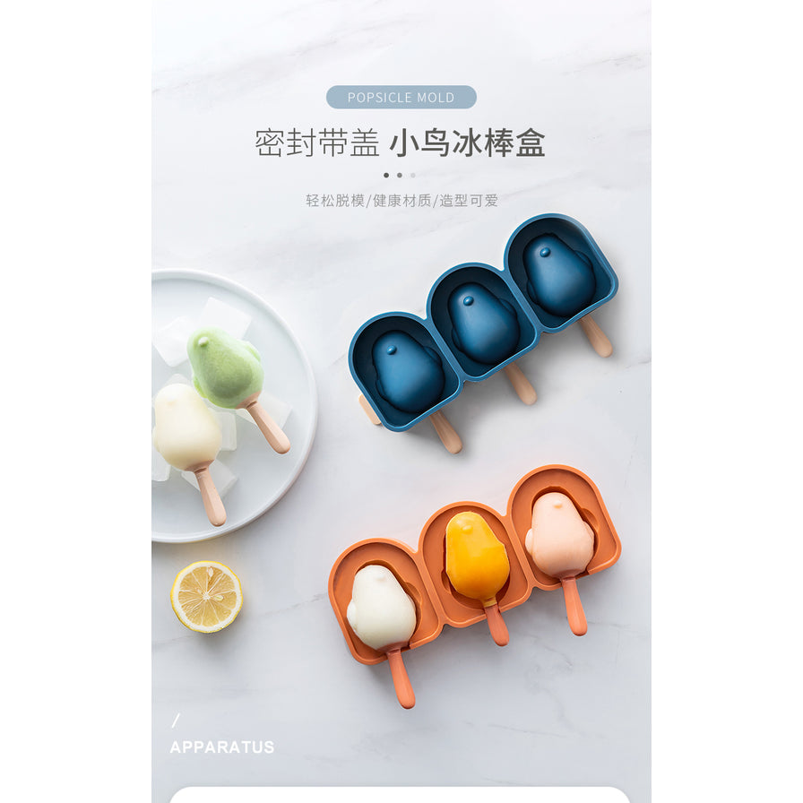 红色款小鸟造型雪糕模具，包含密封带盖设计，旁边展示了制作完成的绿色和白色雪糕，带有中文标题。