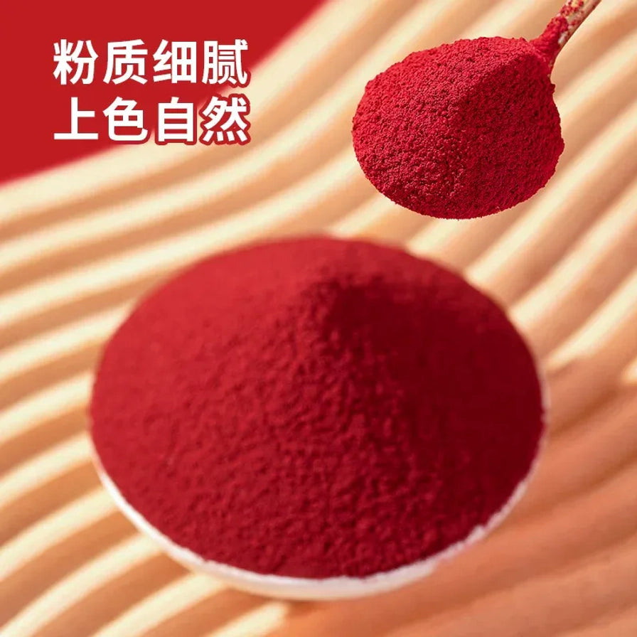 用木勺舀起细腻的红曲米粉，展示其粉质和自然上色的特点，背景为木质纹理。