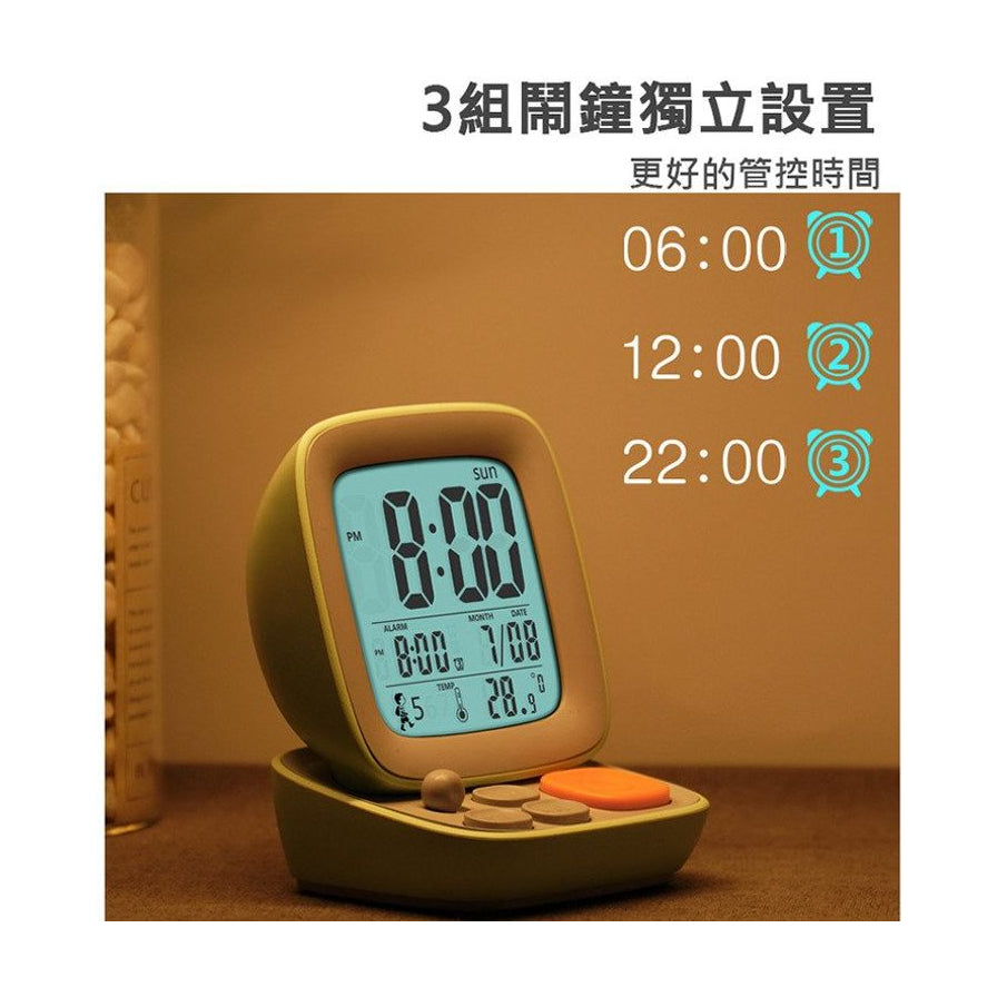在温馨暖色灯光下的复古闹钟，右侧配有三组闹钟独立设置的中文说明文字，展示其多时段提醒功能。