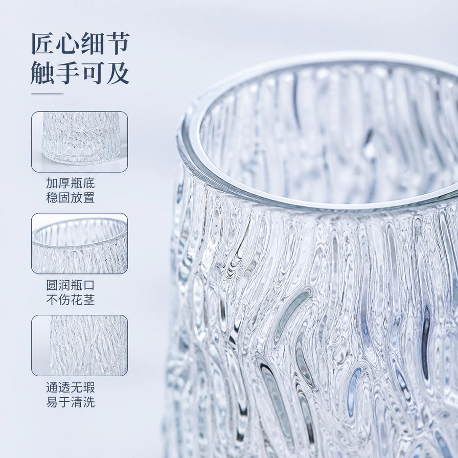 条纹水波纹玻璃花瓶的细节展示图，包括加厚瓶底、圆润瓶口和通透材质的近景特写。