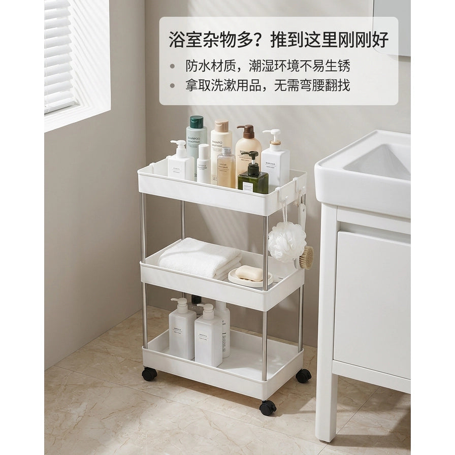 浴室场景展示图，置物架放置于洗手台旁，架上摆满洗护用品，图片上方叠加中文卖点说明文字。