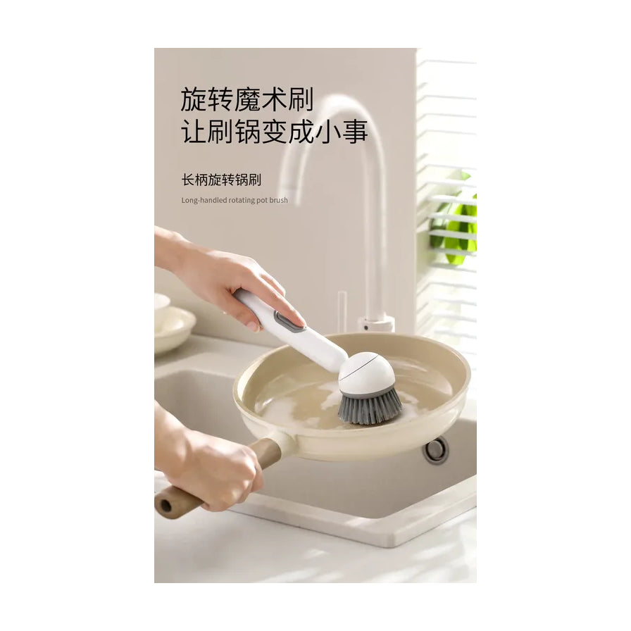 正在使用长手柄旋转锅刷清洗平底锅，背景带有中文文案“旋转魔术刷，让刷锅变成小事”。