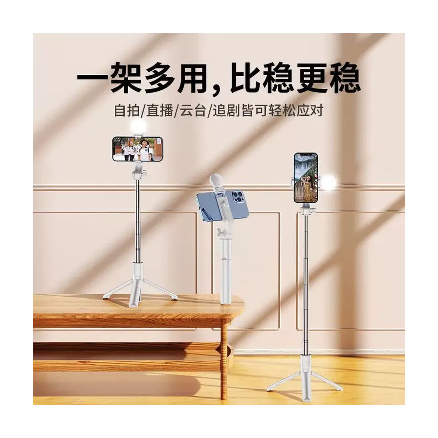 三款不同高度和角度的自拍杆在木质桌面及地面展示，体现自拍、直播、云台多用途场景。