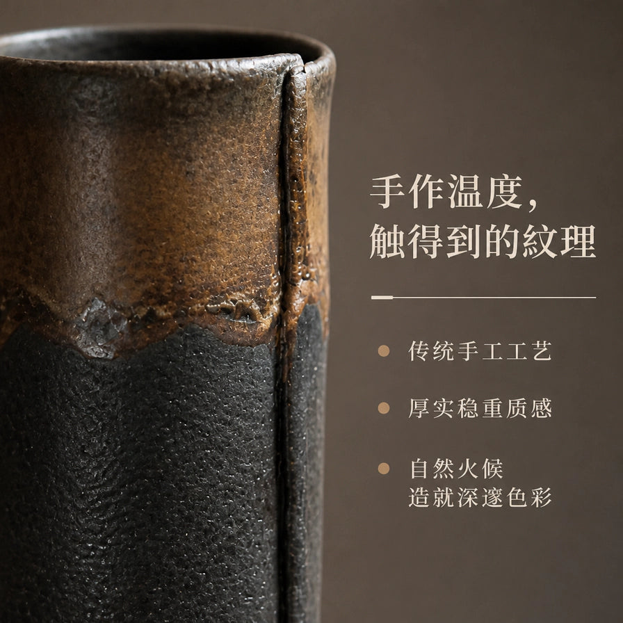 信乐烧花瓶的近距离细节特写，展示手工捏制的接缝纹理与粗颗粒釉面，配有中文文字：手作温度，触得到的纹理。