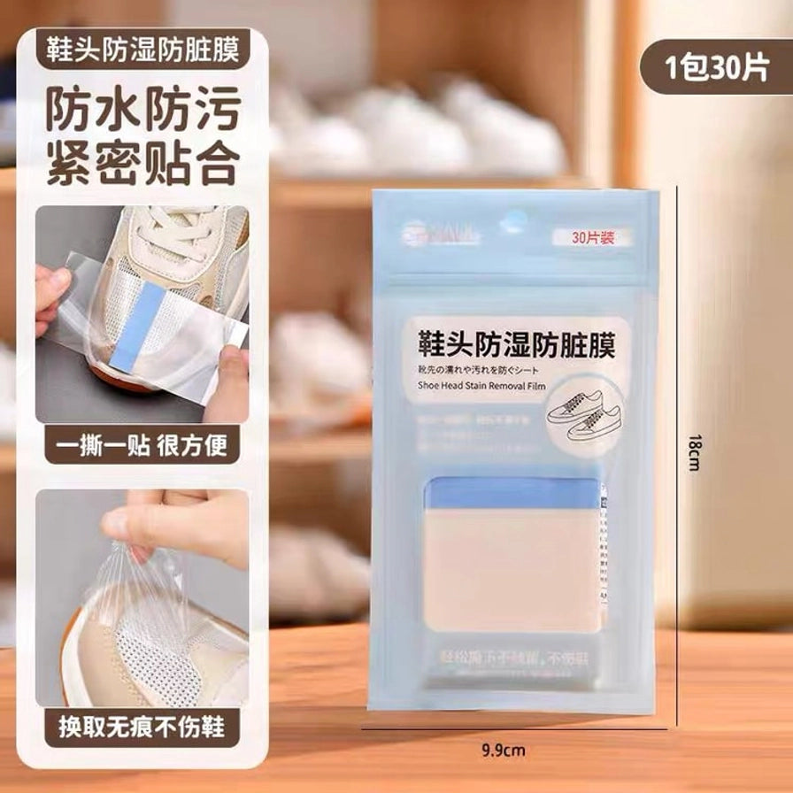 鞋头防湿防脏膜的使用演示海报，展示贴合在运动鞋头上的透明效果，配有防水防污、一撕一贴、换取无痕等中文说明。